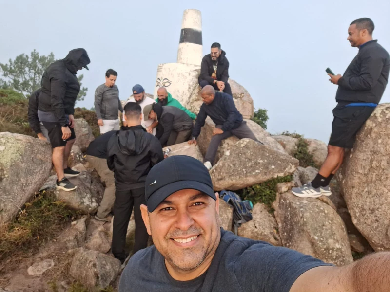 Homens da Rota33 reunidos na montanha