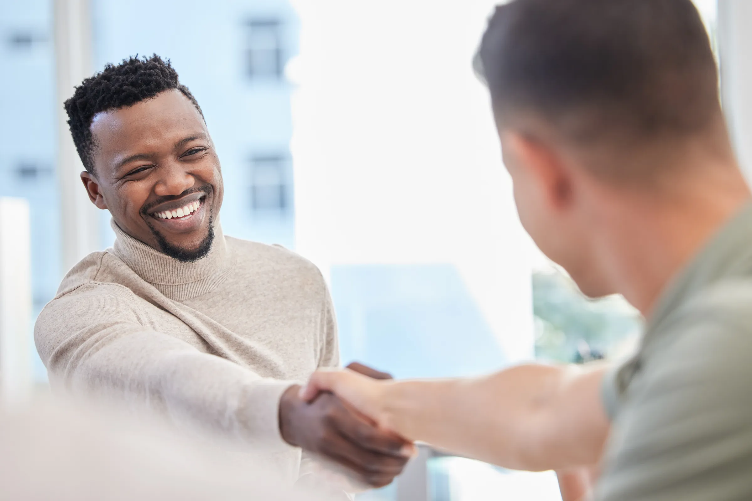 Dois homens a cumprimentarem-se num encontro