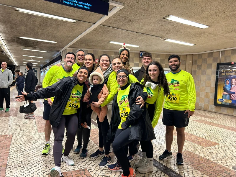 Grupo reunido numa estação de metro, com camisolas amarelas da São Silvestre 2024
