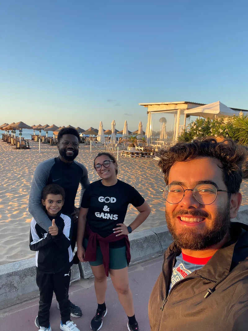 Quatro pessoas juntas no passeio junto à praia