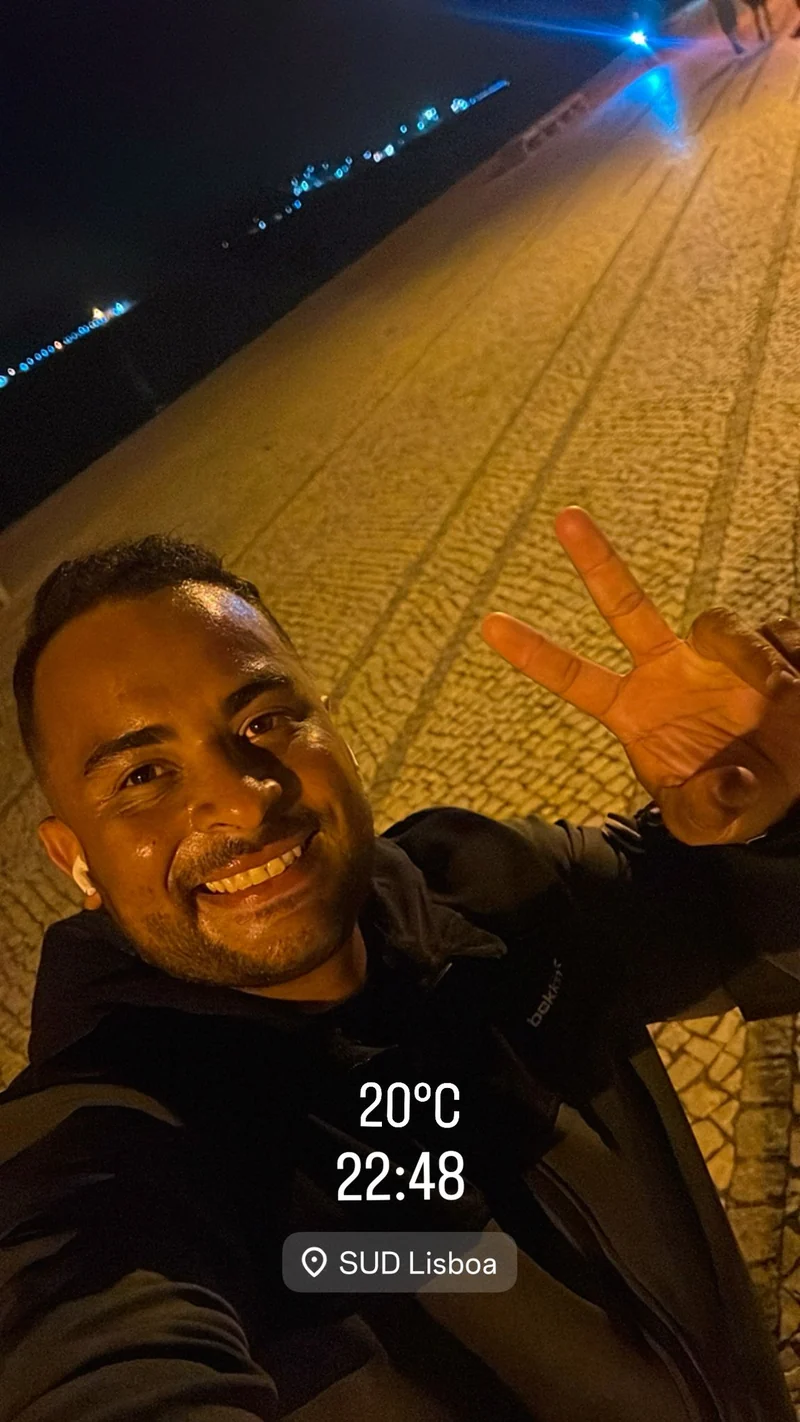 Pessoa com roupa desportiva junto a um passeio à noite