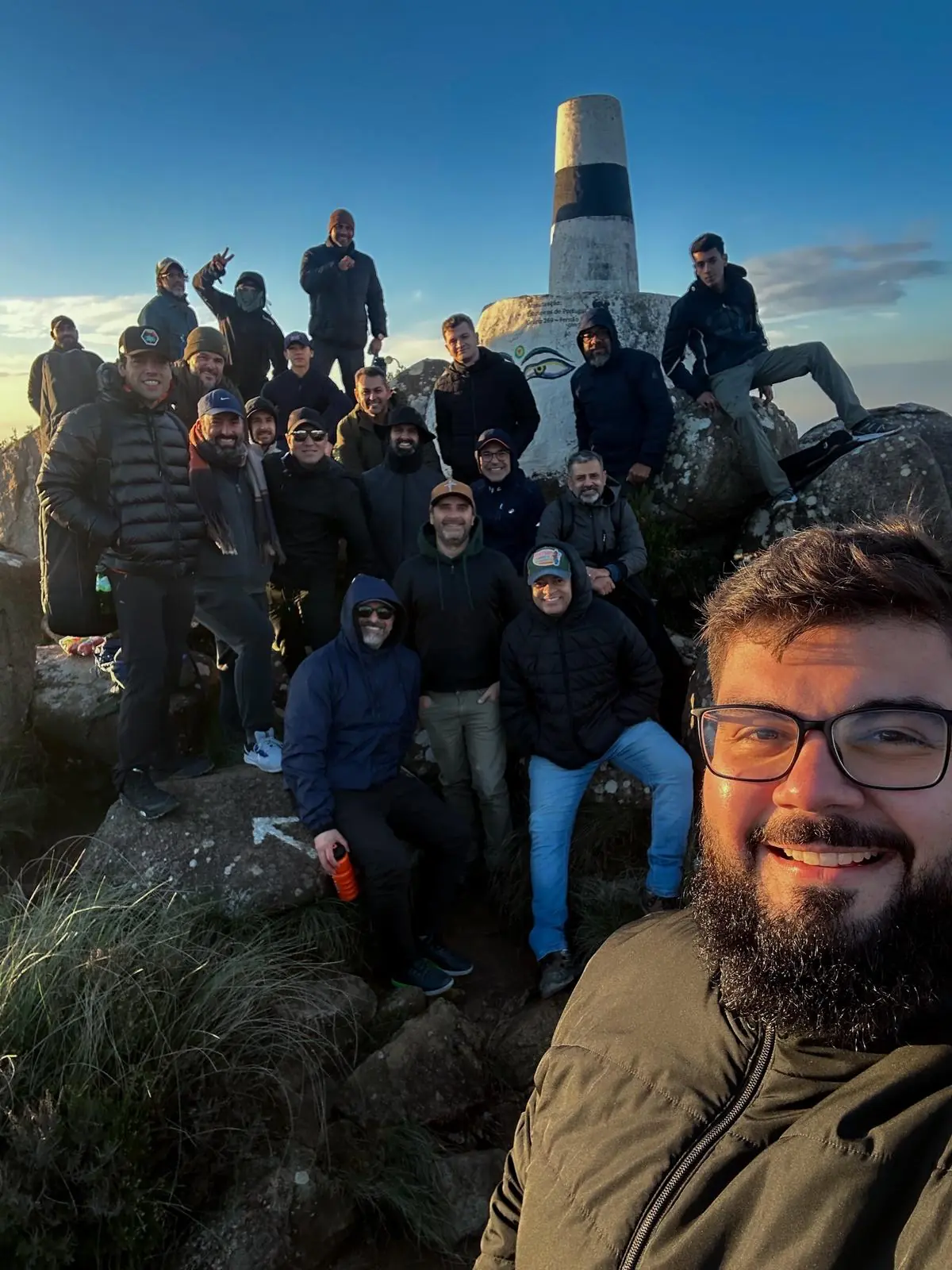 Homens da Rota33 no alto da montanha