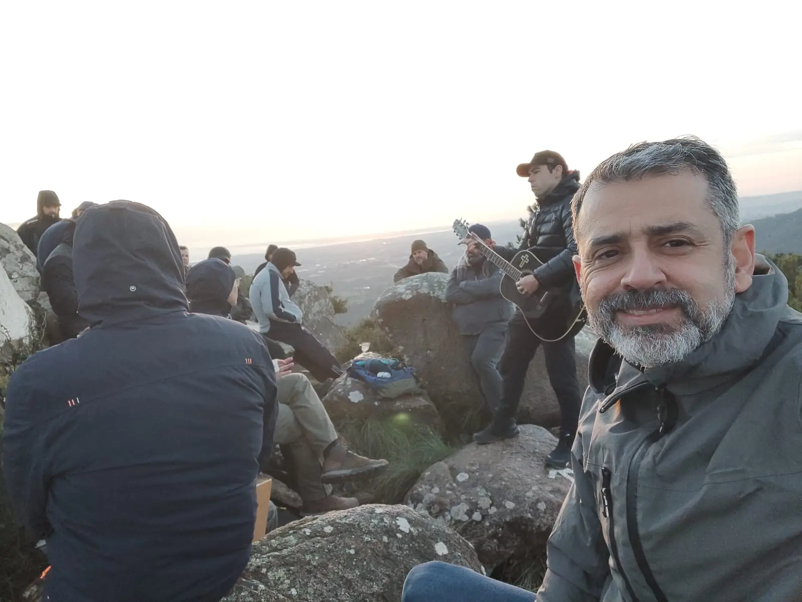 Homens reunidos na montanha ao amanhecer