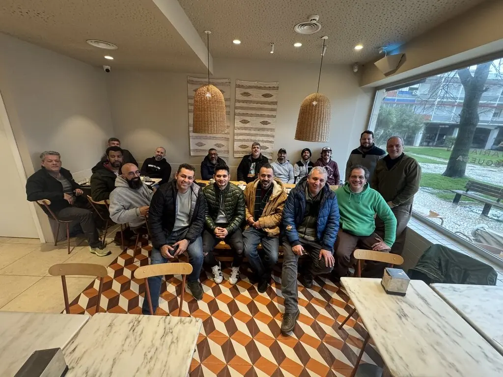 Homens em uma mesa de café da Rota33