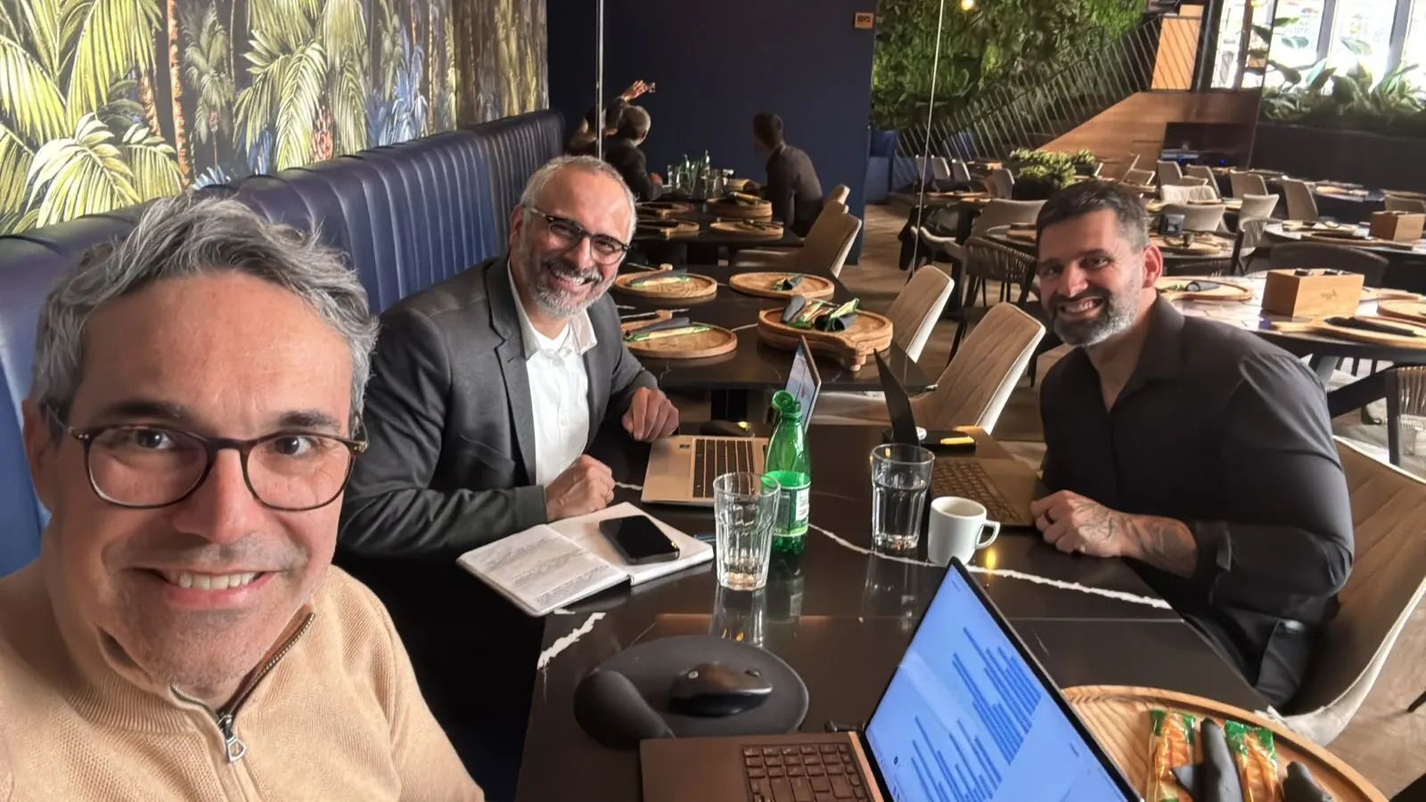 Conversa e estudo em torno da mesa
