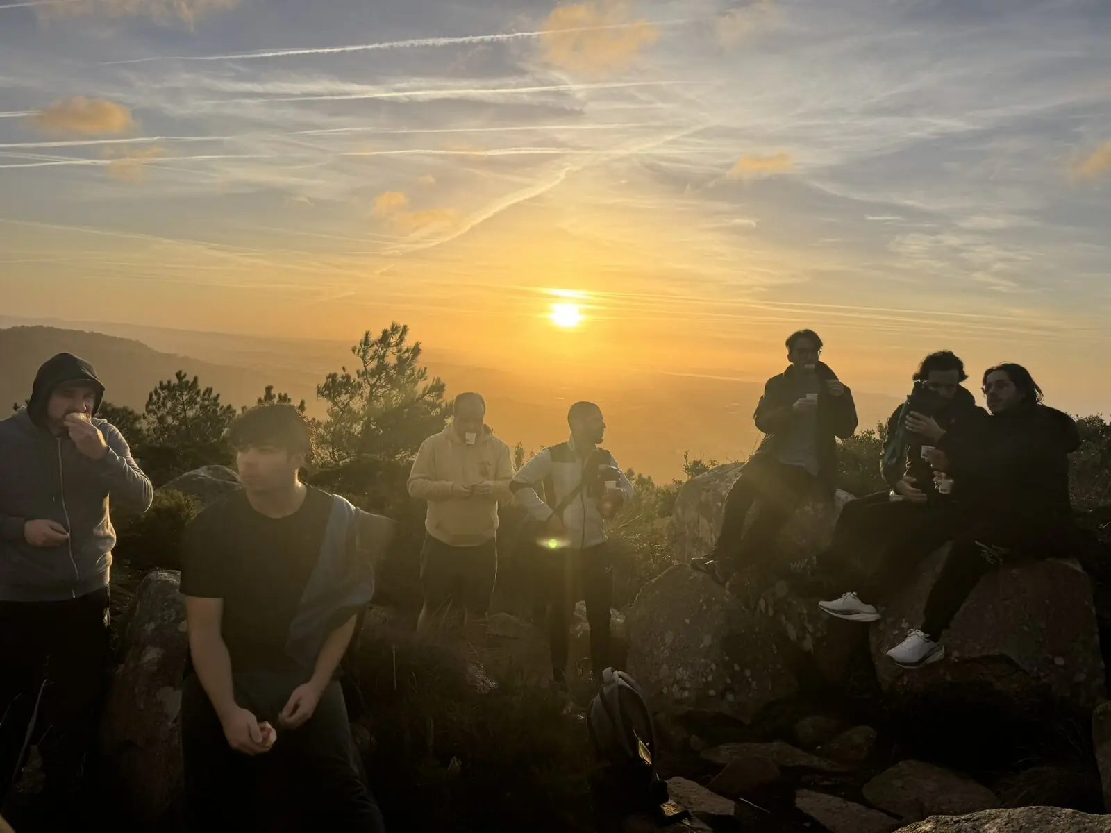 Grupo de homens reunido na Serra de Sintra ao amanhecer